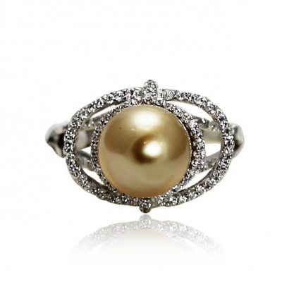 White Gold Ring With Brilliant Cut Pearl And Brilliant Cut Diamonds