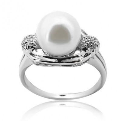 White Gold Ring With Brilliant Cut Pearl And Brilliant Cut Diamonds