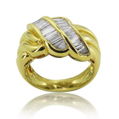 Yellow Gold Ring With Baguette Cut Diamonds