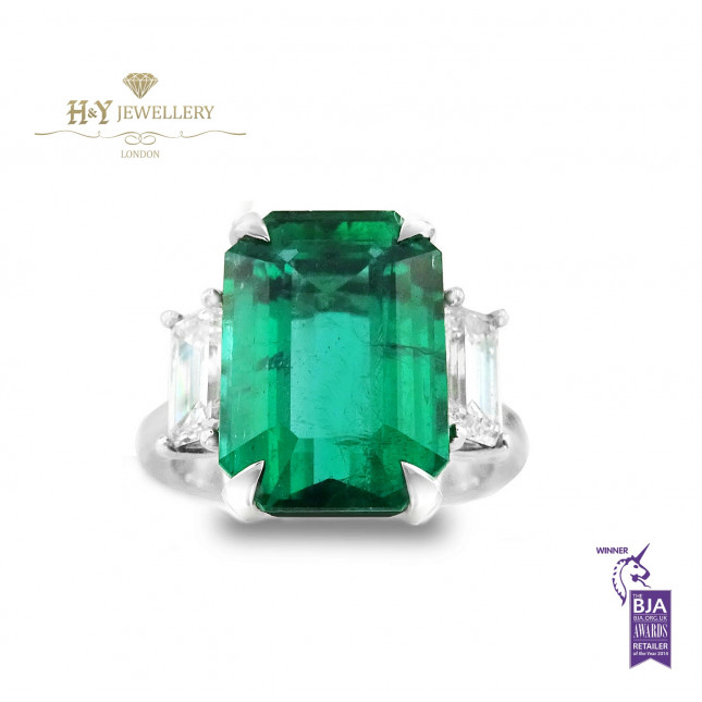 White Gold Vivid Green Emerald ring with Side Diamonds - 7.25 ct