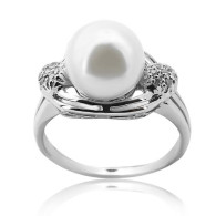 White Gold Ring With Brilliant Cut Pearl And Brilliant Cut Diamonds