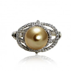 White Gold Ring With Brilliant Cut Pearl And Brilliant Cut Diamonds